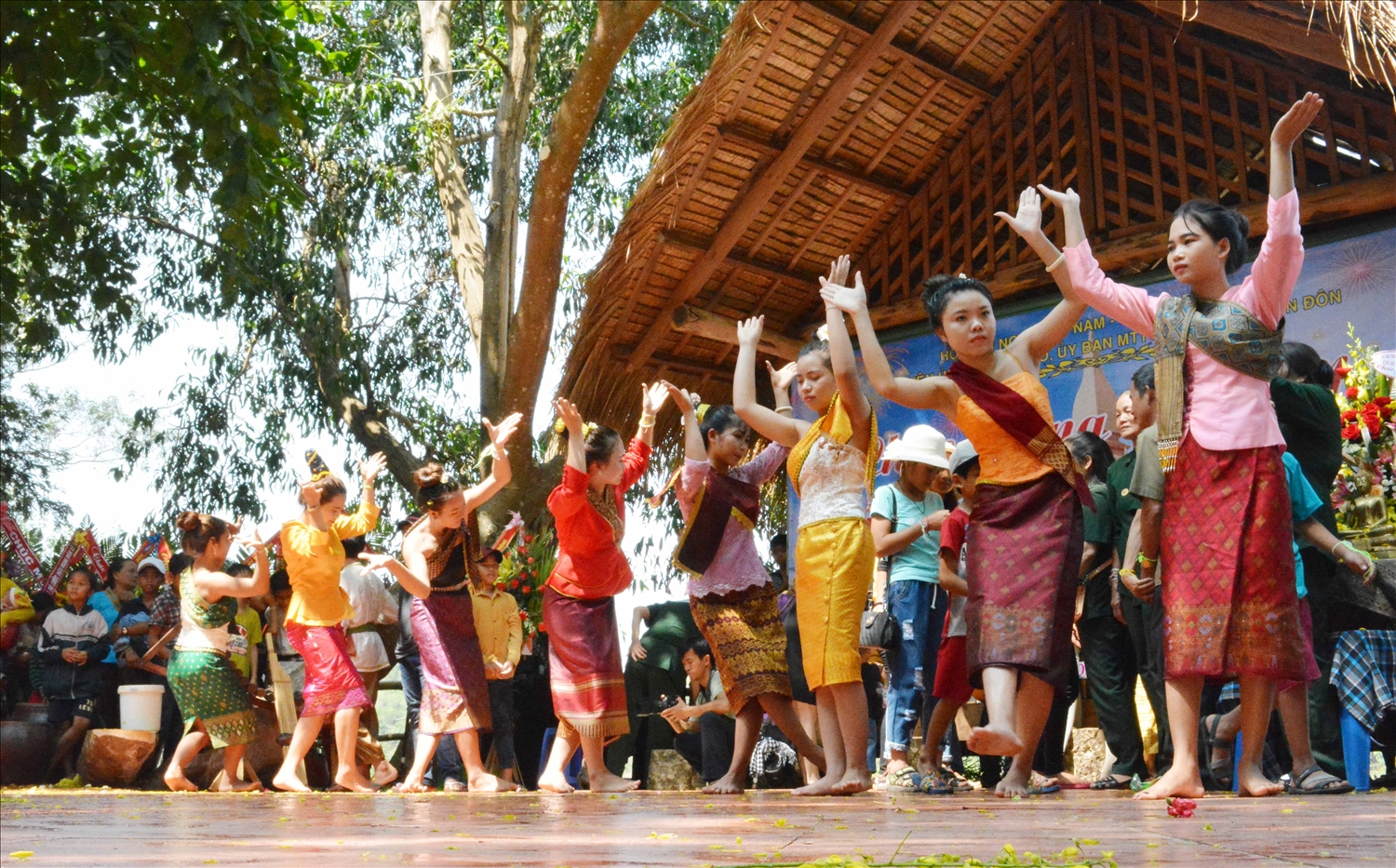 Điệu máu lăm vông của người Lào thể hiện tình đoàn kết
