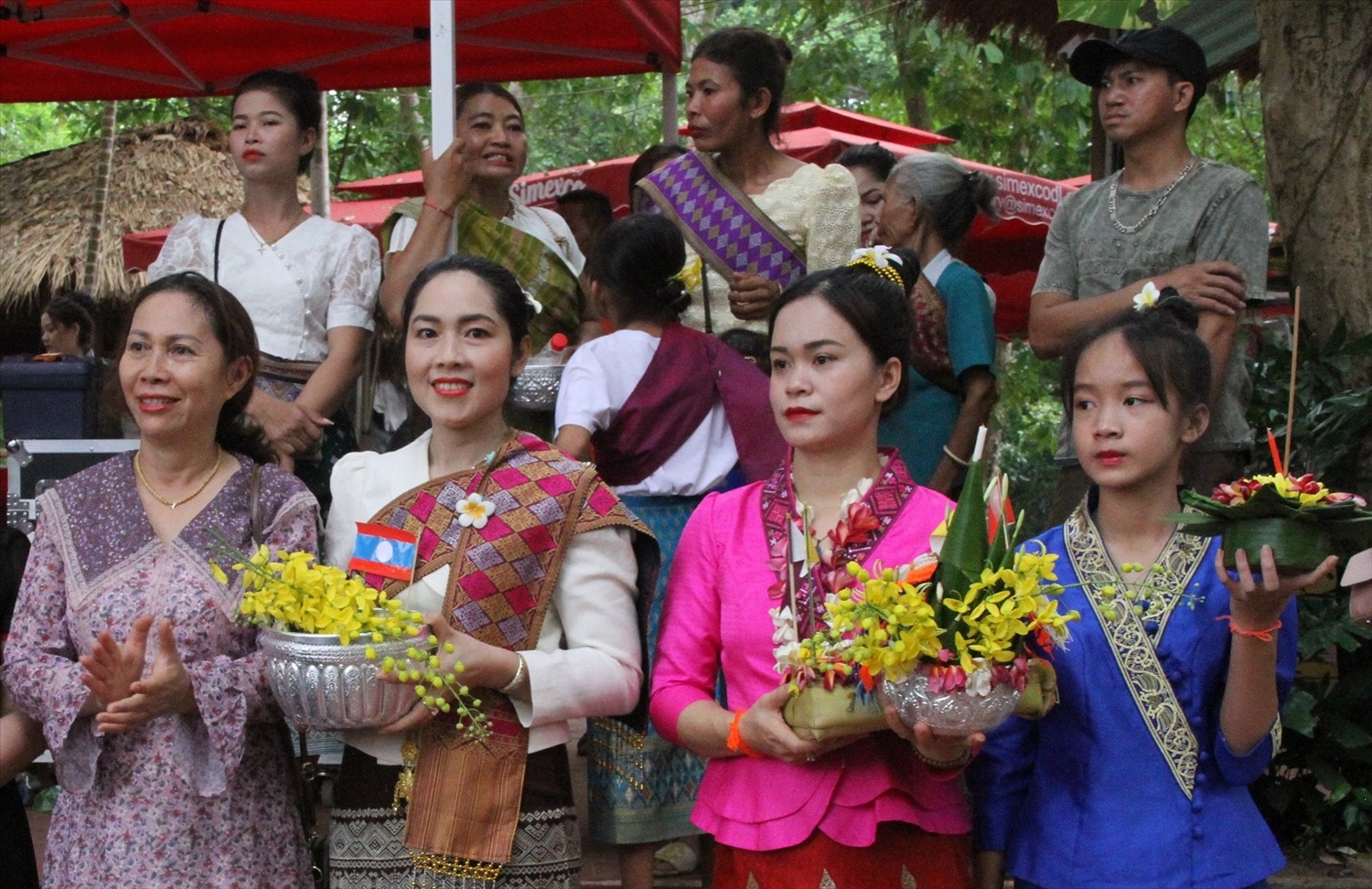 Những cô gái Lào ở Buôn Đôn mang trang phục truyền thống, cài hoa chăm pa di dự lễ hội Những cô gái Lào ở Buôn Đôn mang trang phục truyền thống, cài hoa chăm pa di dự lễ hội