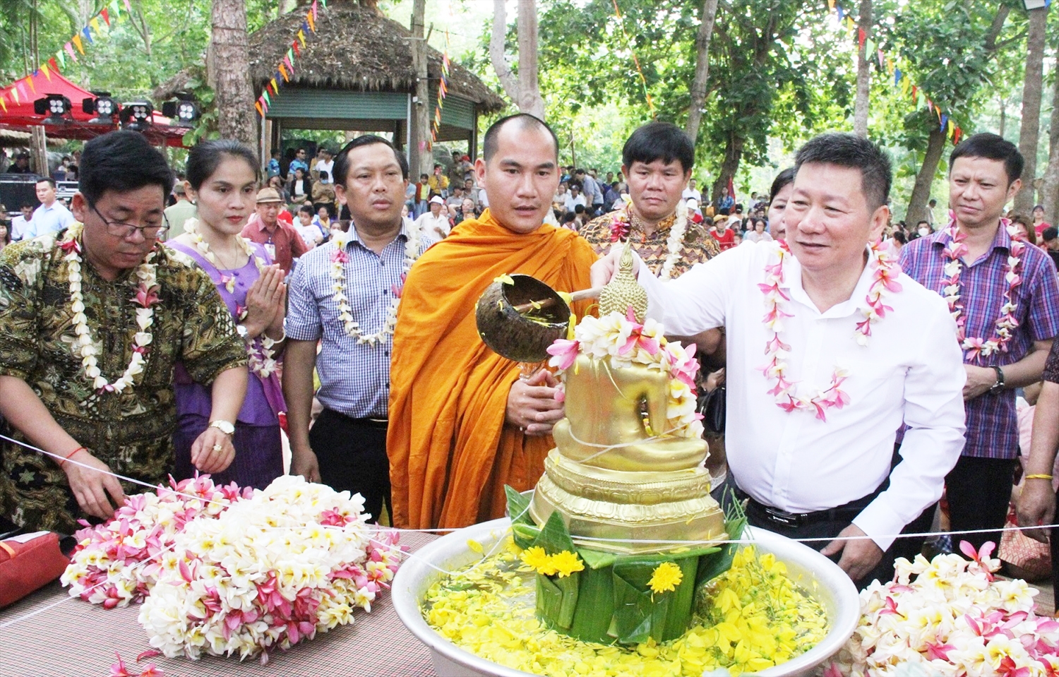 Nghi thức tắm Phật trong Lễ hội Bunpimay của người Lào Nghi thức tắm Phật trong Lễ hội Bunpimay của người Lào