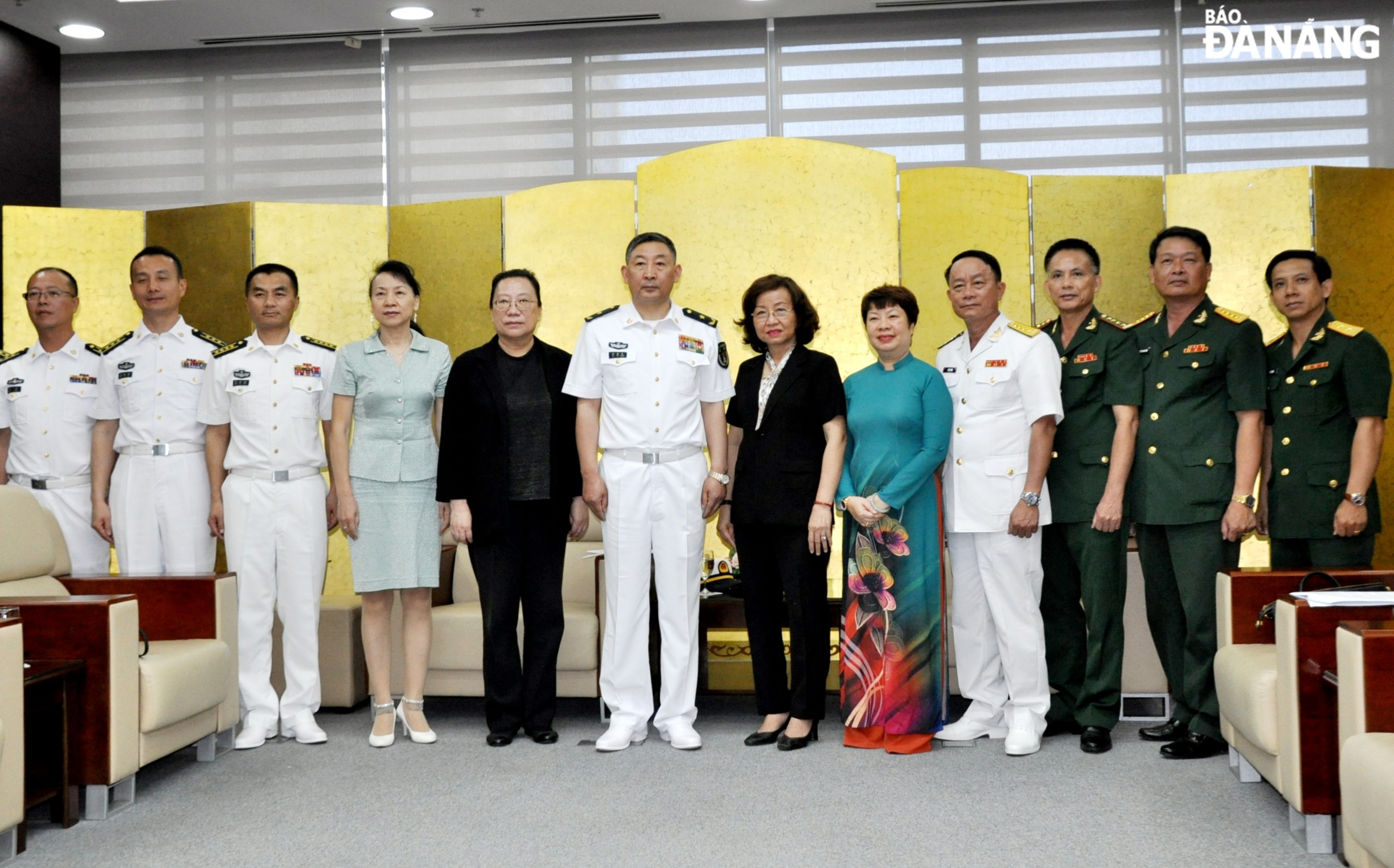 Phó Chủ tịch UBND thành phố Ngô Thị Kim Yến (thứ 6, phải sang) chụp ảnh lưu niệm cùng Chỉ huy Tàu huấn luyện Thích Kế Quang và đại diện Đại sứ quán Trung Quốc tại Việt Nam, Tổng Lãnh sự quán Trung Quốc tại Đà Nẵng. Ảnh: LÊ HÙNG