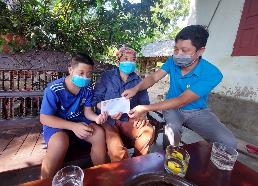 Nhiều hoạt động chăm lo, tặng quà cho trẻ em khuyết tật Việt Nam ngày Quốc tế thiếu nhi