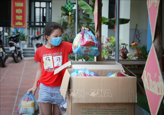 Chăm lo, tặng quà Tết thiếu nhi cho trẻ em trong khu cách ly Covid-19