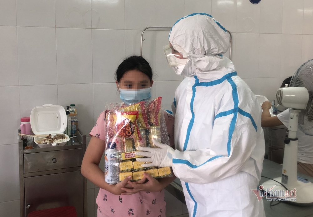 Chăm lo, tặng quà Tết thiếu nhi cho trẻ em trong khu cách ly Covid-19