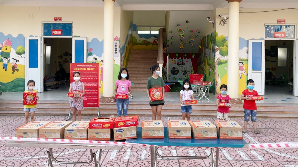 Chăm lo, tặng quà Tết thiếu nhi cho trẻ em trong khu cách ly Covid-19