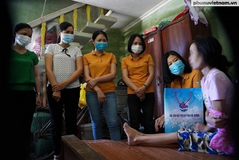 Tặng quà, thăm hỏi nhiều phụ nữ di cư hồi hương có hoàn cảnh đặc biệt khó khăn tại Hải Dương