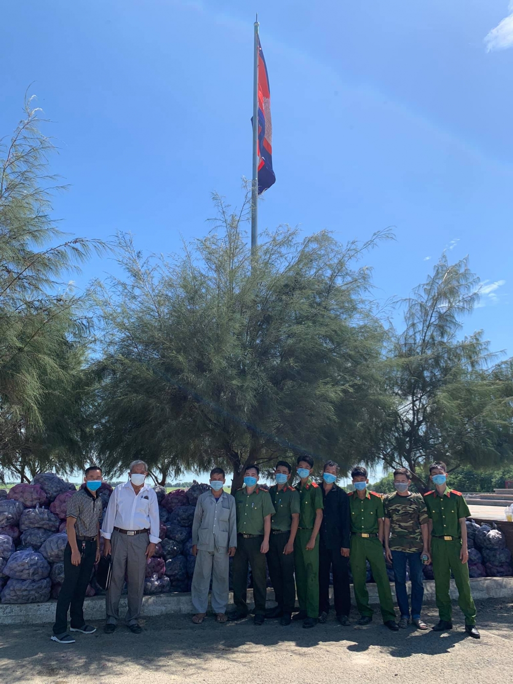 Sóc Trăng trao 200 triệu đồng hỗ trợ cộng đồng người Khmer gốc Việt tại Campuchia