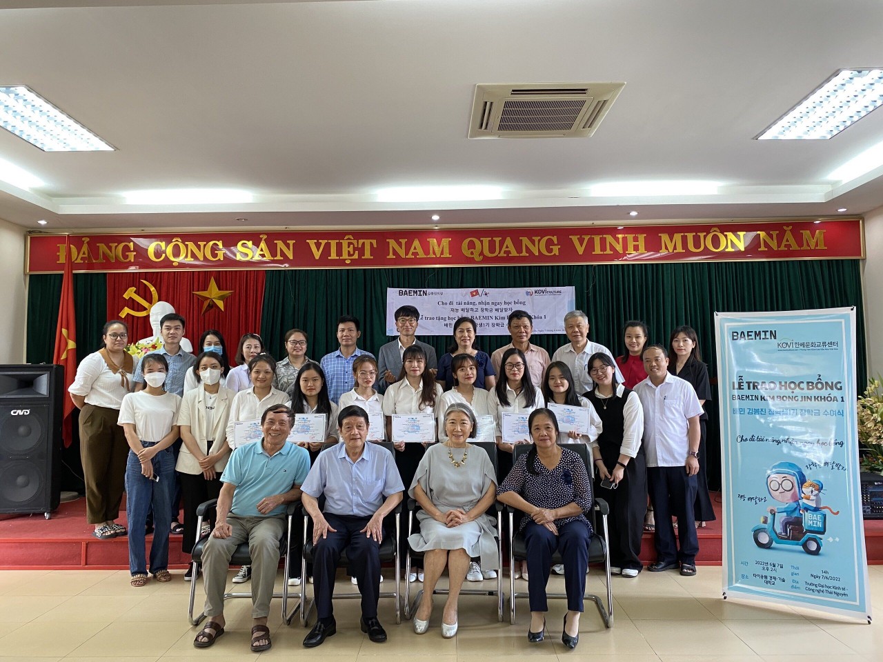 Học sinh tiểu học Thái Nguyên thích thú học tiếng Hàn