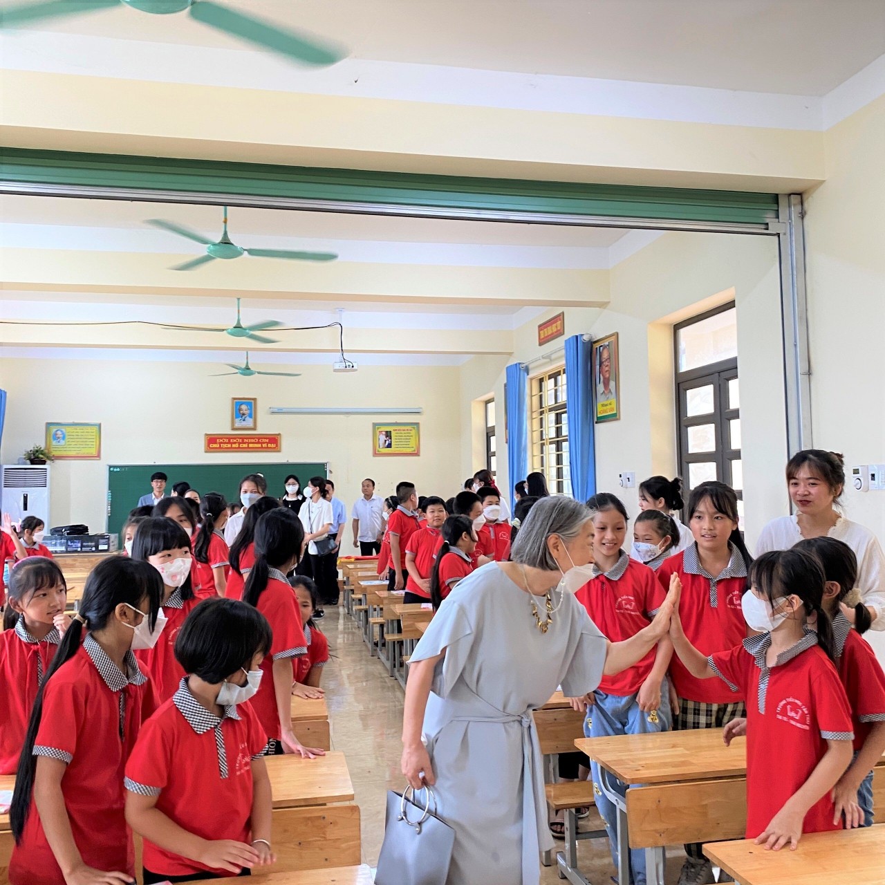 Học sinh tiểu học Thái Nguyên thích thú học tiếng Hàn