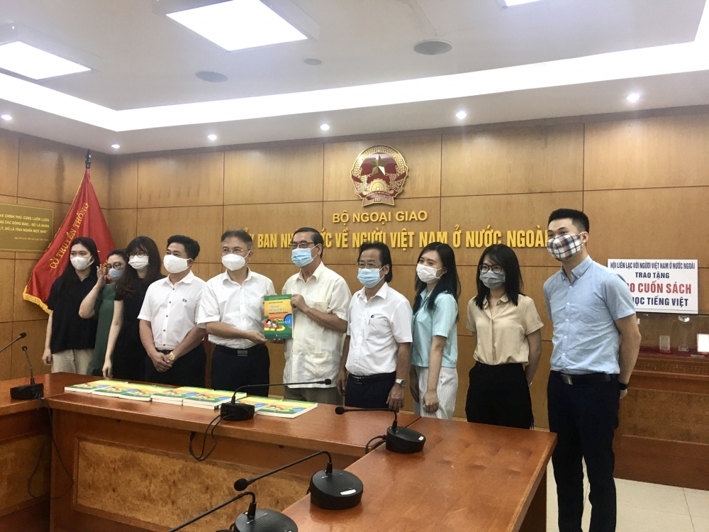ALOV tặng 1.000 cuốn sách 