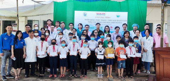 Khám bệnh, phát thuốc, trao tặng quà cho người dân, học sinh khó khăn vùng biên giới Bình Phước ảnh 1