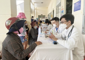 Khám bệnh, phát thuốc, tặng quà cho người dân, học sinh vùng biên giới Bình Phước