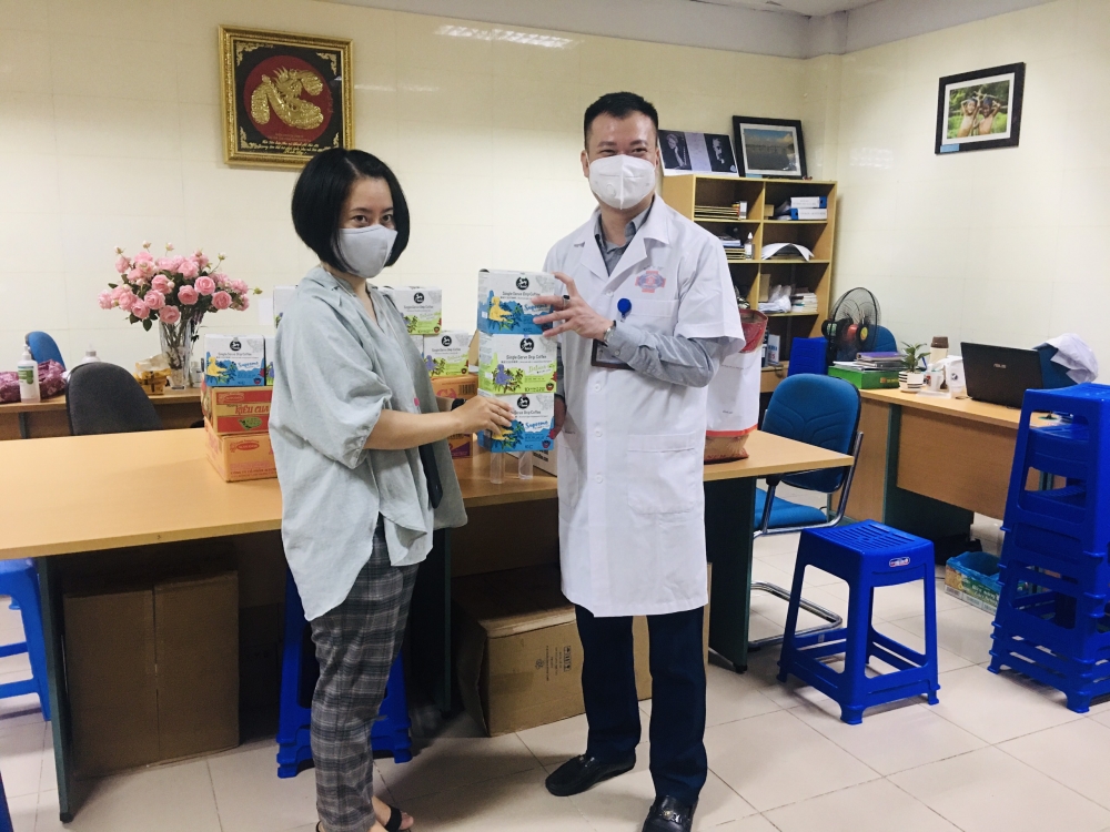 tap chi thoi dai tham va tang qua cho xom chay than ngoc hoi ha noi