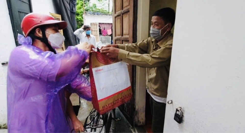 tap chi thoi dai tham va tang qua cho xom chay than ngoc hoi ha noi
