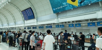 dua gan 320 cong dan viet nam tu san bay quoc te toronto ve nuoc an toan