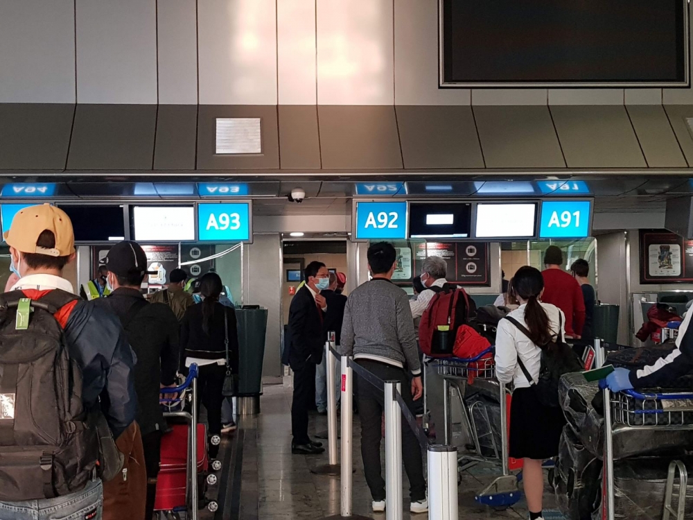 0540 yyi sy hoang vyn lyicung can by yyi sy quan viyt nam tyi nam phi hy try cong dan lam thy tyc len may bay vy nyyc tyi san bay quyc ty or tambo johannesburg nam phi