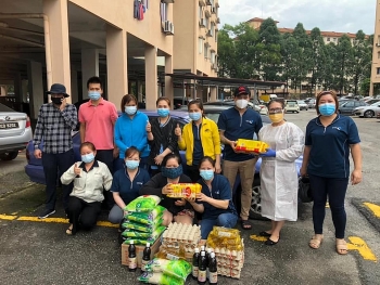 Tặng 70 phần quà hỗ trợ người Việt có hoàn cảnh khó khăn ở Maylaysia