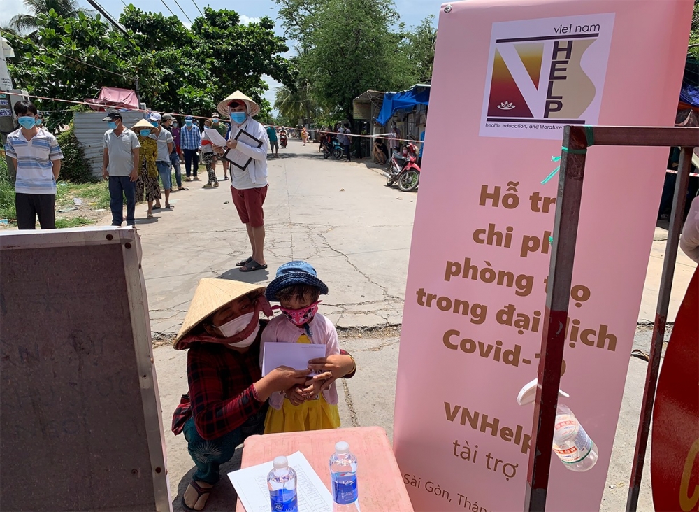 VNHelp trao quà, tiền cho hộ gia đình khó khăn trong dịch Covid-19 tại Đà Nẵng, TP.HCM