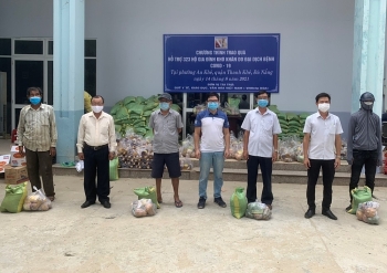 VNHelp trao quà, tiền cho hộ gia đình khó khăn trong dịch Covid-19 tại Đà Nẵng, TP.HCM