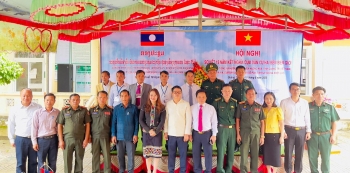 Mô hình kết nghĩa bản - bản tô đậm tình anh em hai nước Việt - Lào