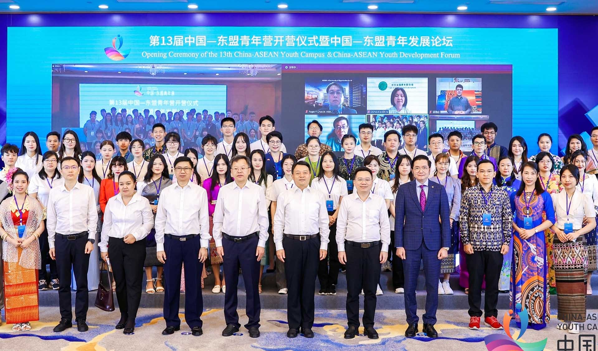 Các đại biểu chụp ảnh lưu niệm.