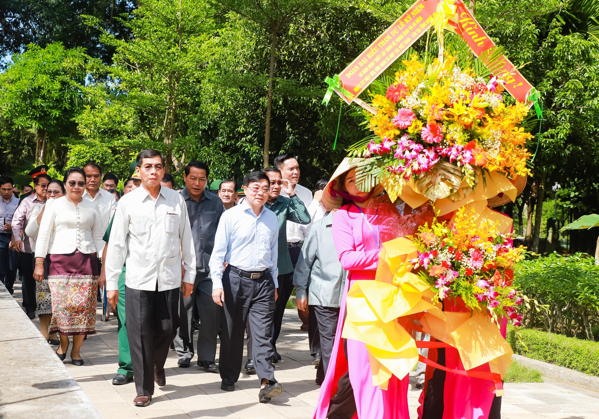 Đoàn đại biểu Việt Nam - Lào dâng hương tưởng niệm Chủ tịch Hồ Chí Minh ảnh 1