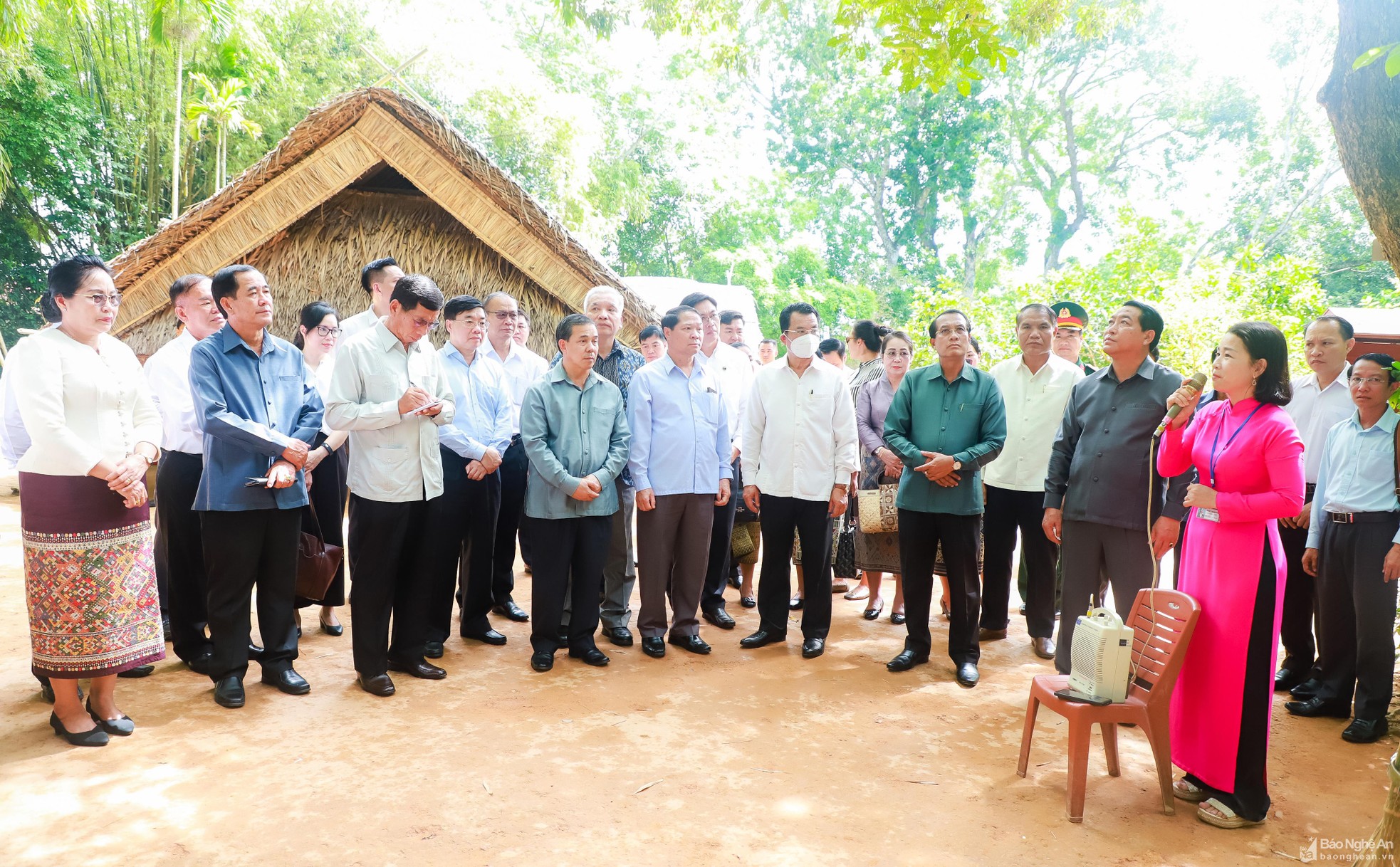 Đoàn đại biểu Việt Nam - Lào dâng hương tưởng niệm Chủ tịch Hồ Chí Minh ảnh 6