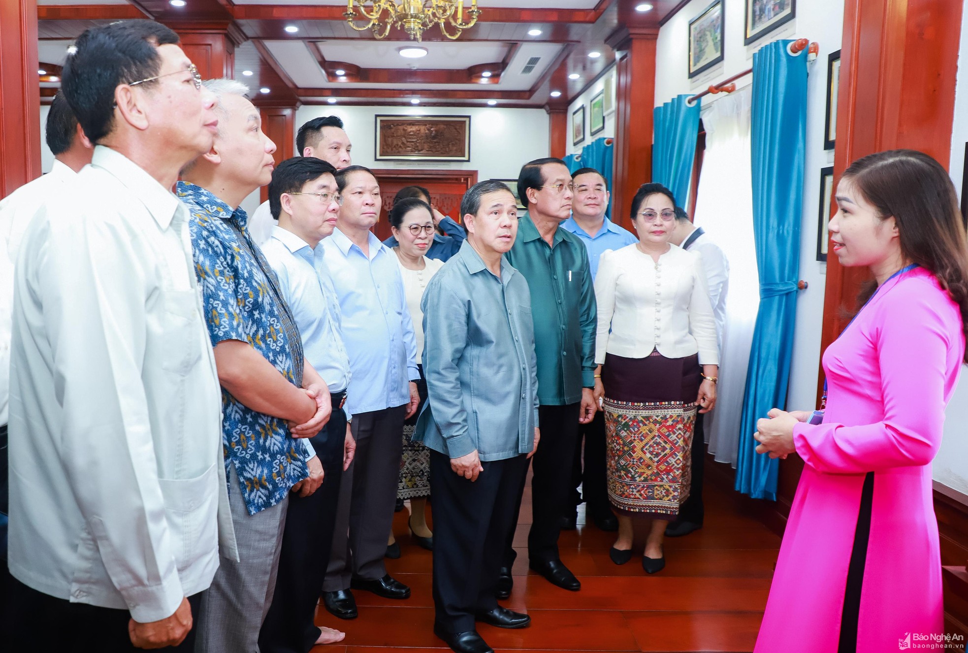 Đoàn đại biểu Việt Nam - Lào dâng hương tưởng niệm Chủ tịch Hồ Chí Minh ảnh 8