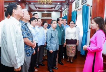 doan dai bieu viet nam lao dang huong tuong niem chu tich ho chi minh