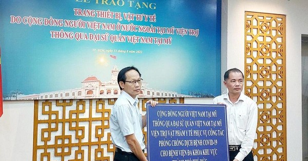 Kiều bào Mỹ viện trợ trang thiết bị y tế trị giá hơn 53.000 USD cho TP.HCM