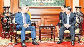 trao huy hieu tphcm cho tong lanh su anh tai tp ho chi minh