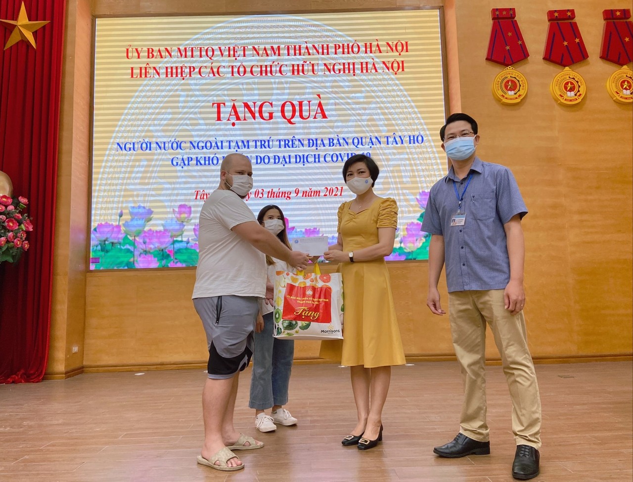 Người nước ngoài tại Đà Nẵng bất ngờ và cảm kích khi nhận được quà hỗ trợ