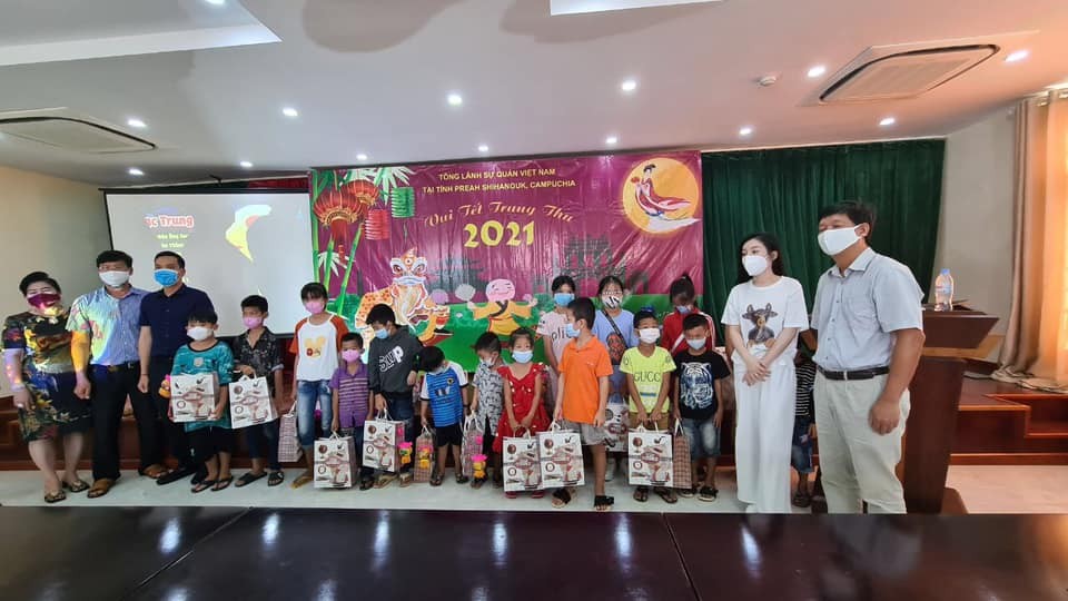 Tặng quà Trung thu cho hơn 80 trẻ em gốc Việt tại Preah Sihanouk (Campuchia)