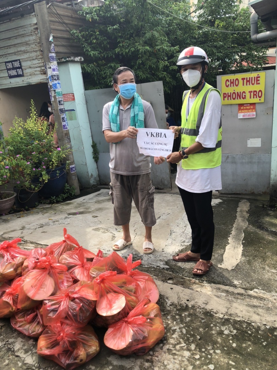 VKBIA, Ủy ban về Người Việt Nam ở nước ngoài TP.HCM tặng 2.000 túi quà đến người dân TP.HCM