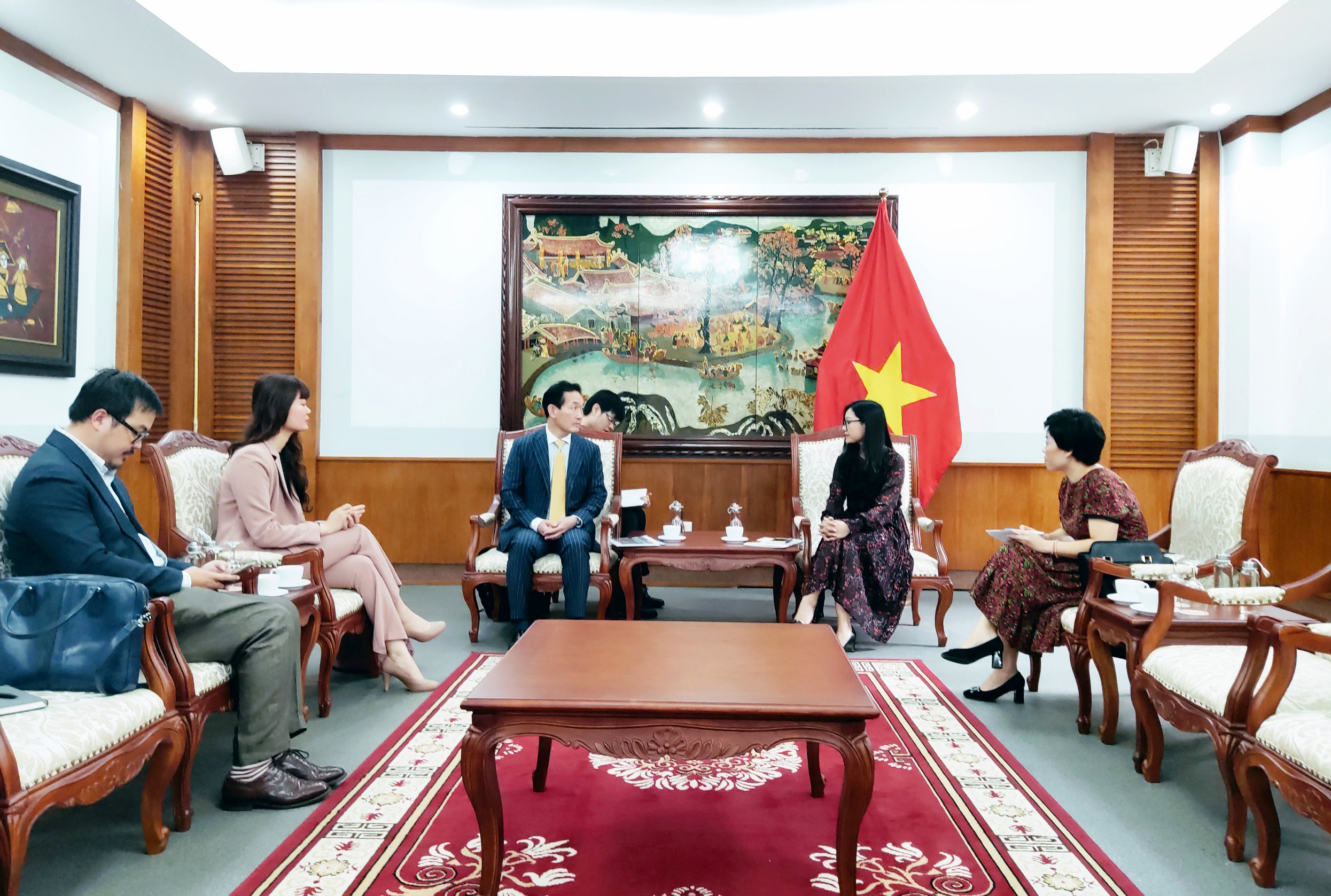 Quang cảnh buổi làm việc.