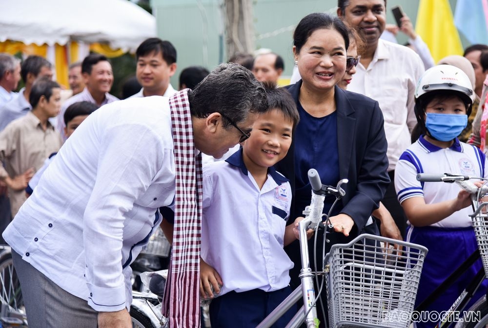 Đại sứ quán các nước và bạn bè quốc tế xây cầu, tặng quà cho nhân dân tỉnh Bến Tre
