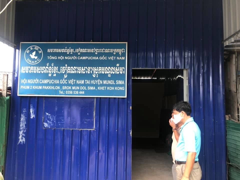Trao 1000 USD cho dự án cải tạo và nâng cấp lớp học của cộng đồng người gốc Việt tại Koh Kong