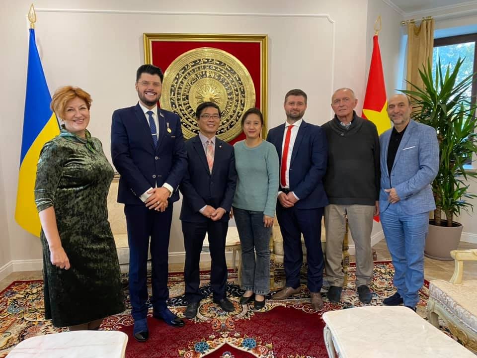 Hội họa sỹ Ukraine sáng tác về Việt Nam nhân kỷ niệm 30 năm quan hệ ngoại giao hai nước