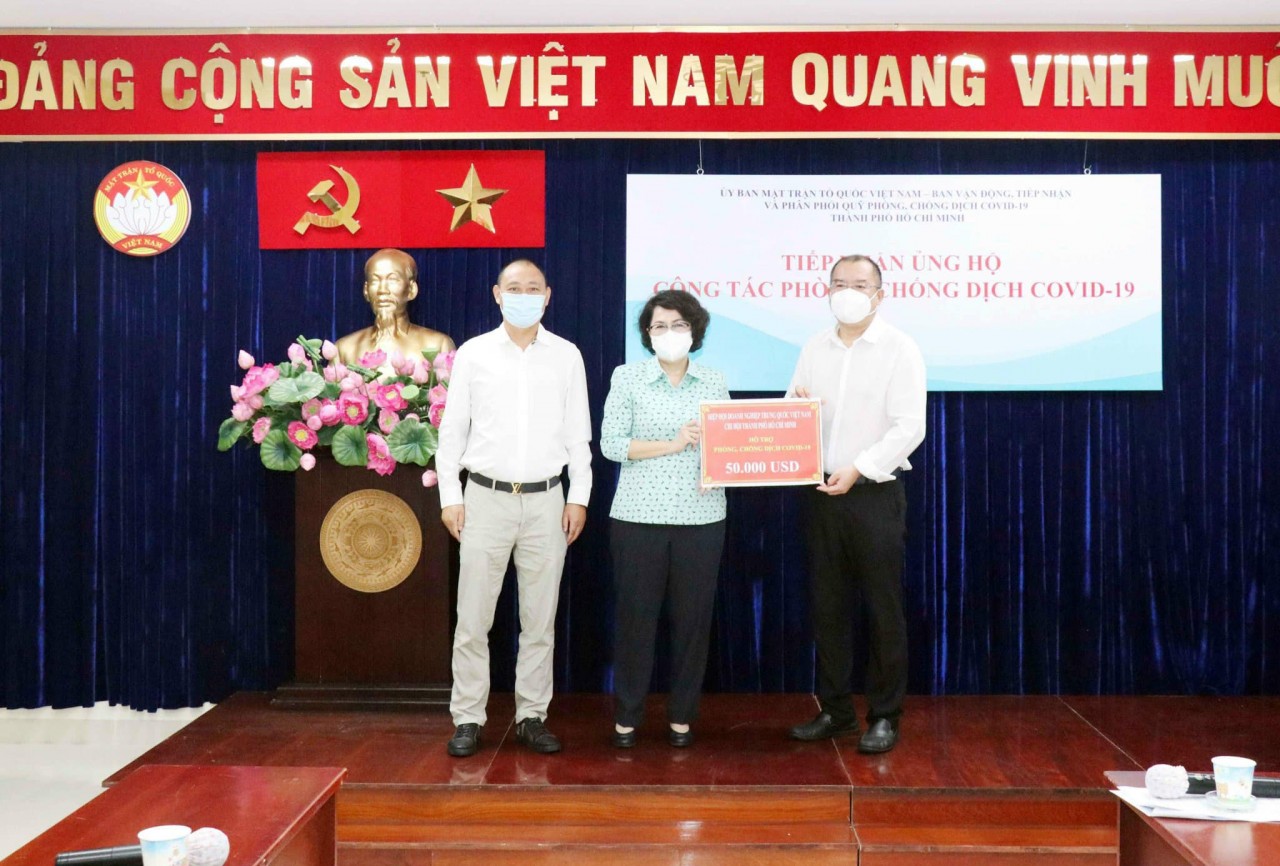 Hiệp hội doanh nghiệp Trung Quốc chi hội TP.HCM tặng vật tư y tế cho Bệnh viện Quân y 175