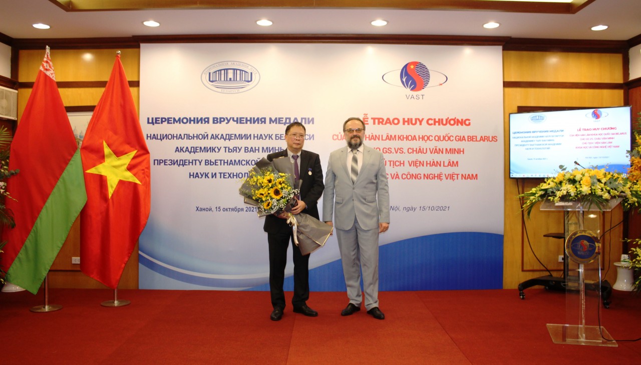 Viện Hàn lâm Khoa học Quốc gia Belarus trao tặng Huy chương bạc cho Giáo sư, Viện sỹ Châu Văn Minh