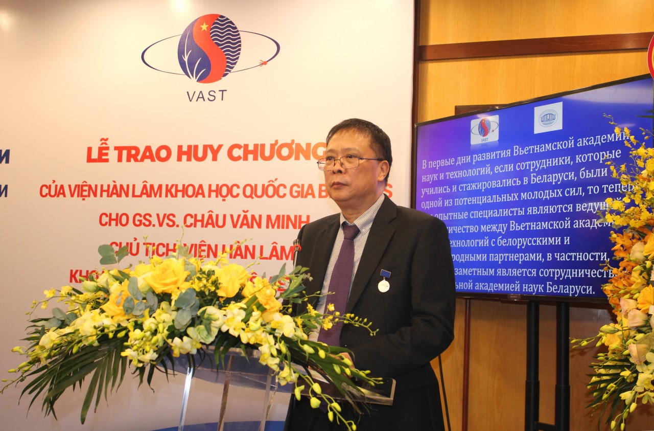 Viện Hàn lâm Khoa học Quốc gia Belarus trao tặng Huy chương bạc cho Giáo sư, Viện sỹ Châu Văn Minh