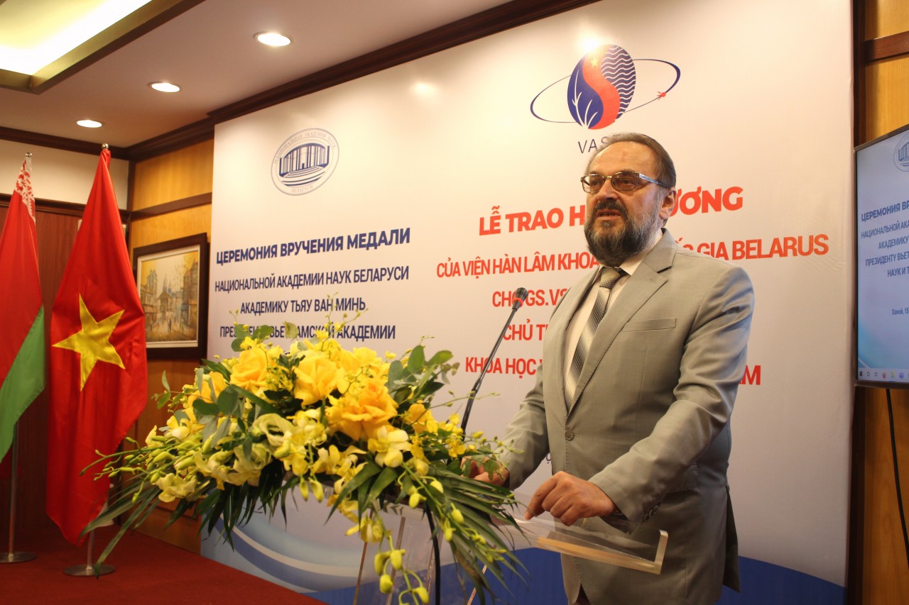 Viện Hàn lâm Khoa học Quốc gia Belarus trao tặng Huy chương bạc cho Giáo sư, Viện sỹ Châu Văn Minh