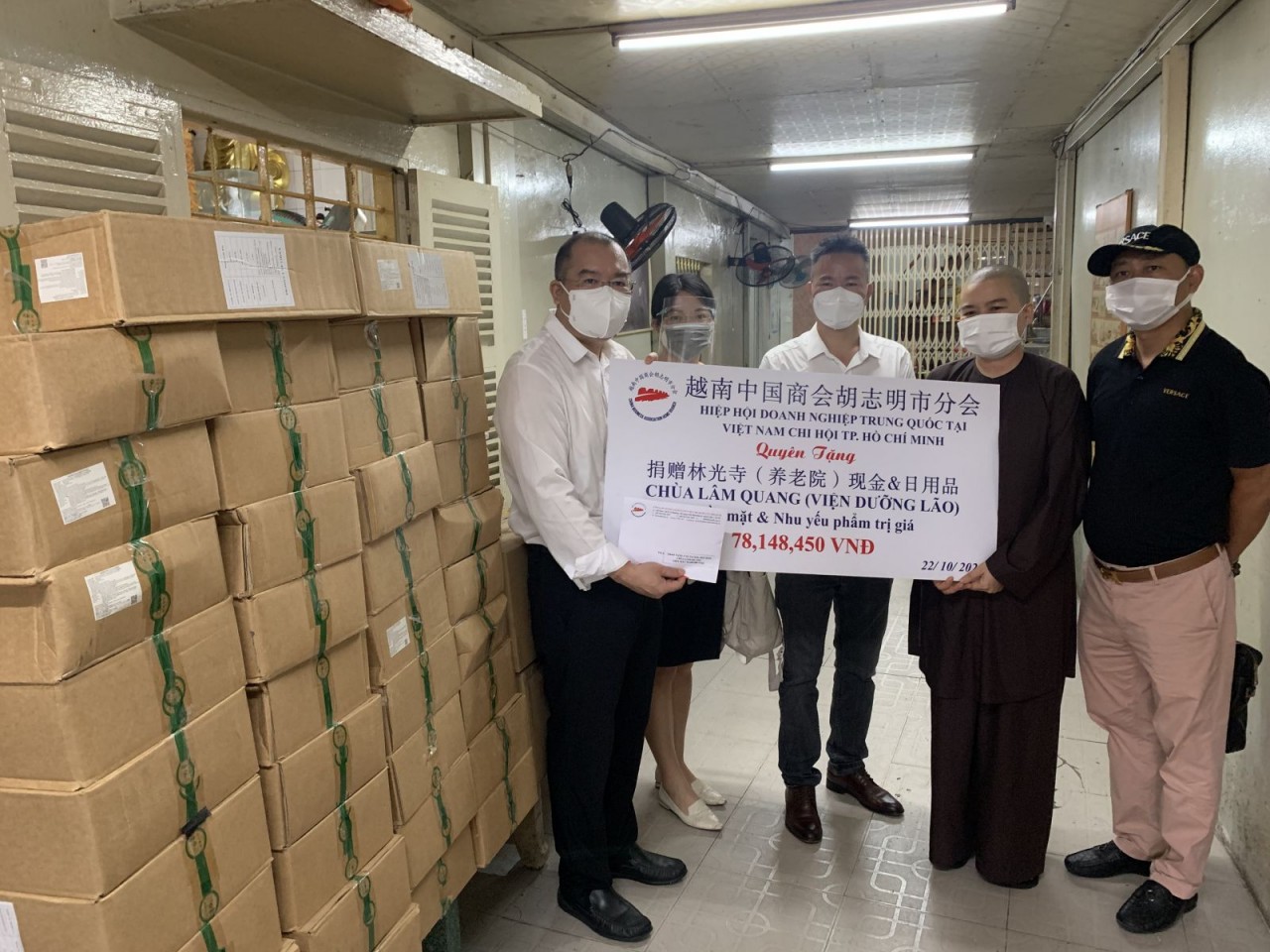 Hiệp hội doanh nghiệp Trung Quốc chi hội TP.HCM trao tặng vật phẩm, tiền mặt cho trẻ em, người già tại TP.HCM