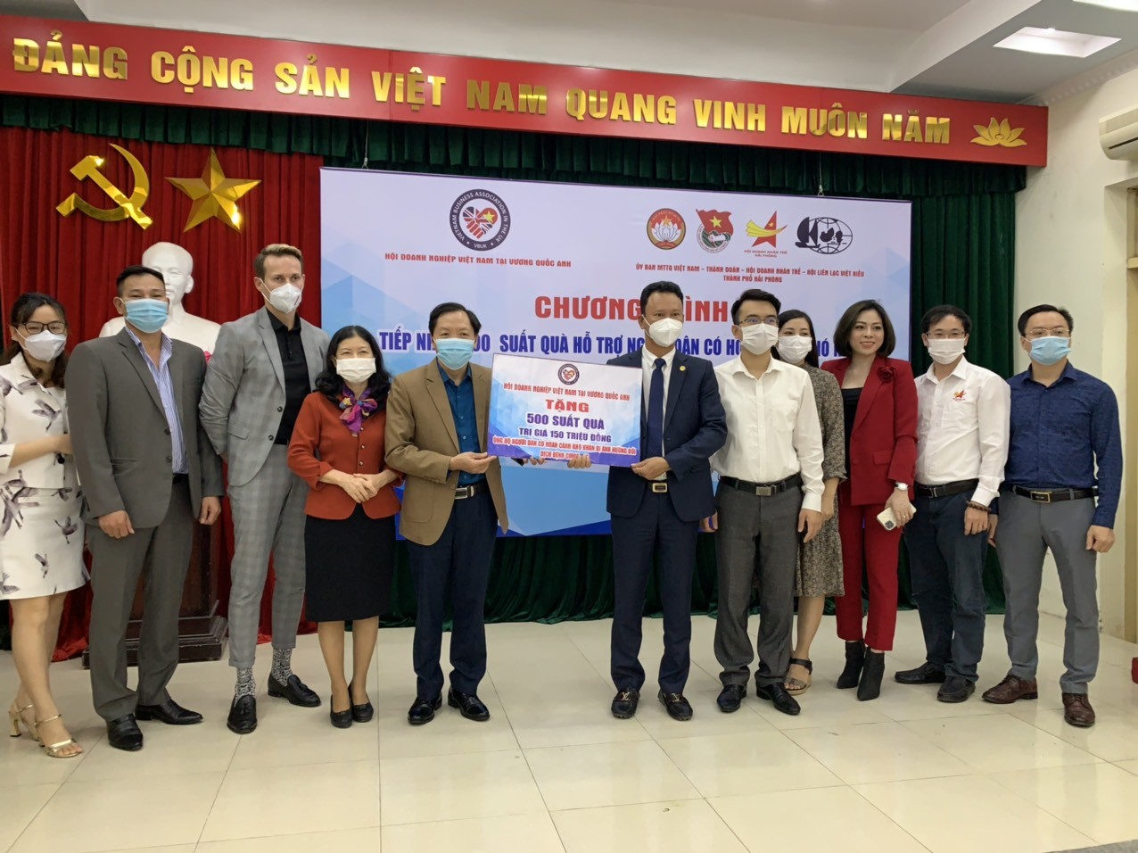VBUK hỗ trợ 500 suất quà cho bà con gặp khó khăn do Covid-19 tại Hải Phòng