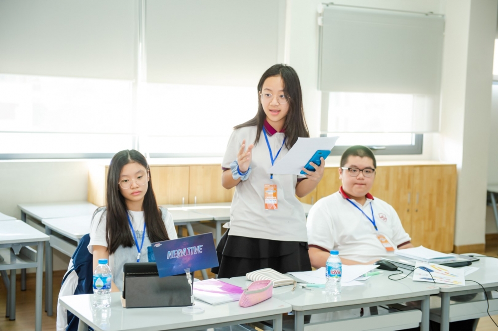 Học sinh THCS Hà Nội tranh biện tiếng Anh về các vấn đề xã hội trên toàn thế giới