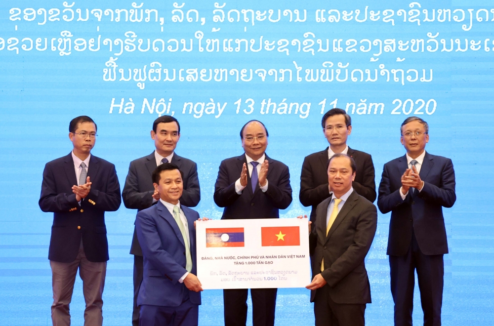 Việt Nam hỗ trợ 1000 tấn gạo cho nhân dân Lào khắc phục hậu quả thiên tai