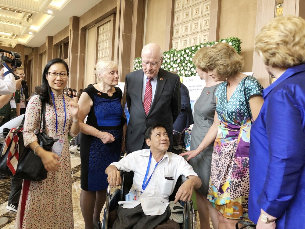 Nụ cười độ lượng