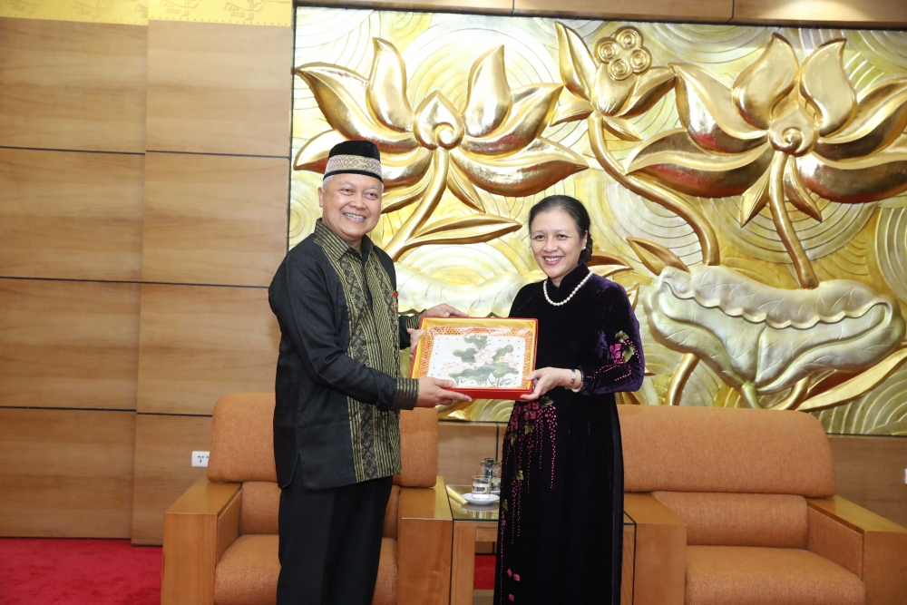 Trao kỷ niệm chương 