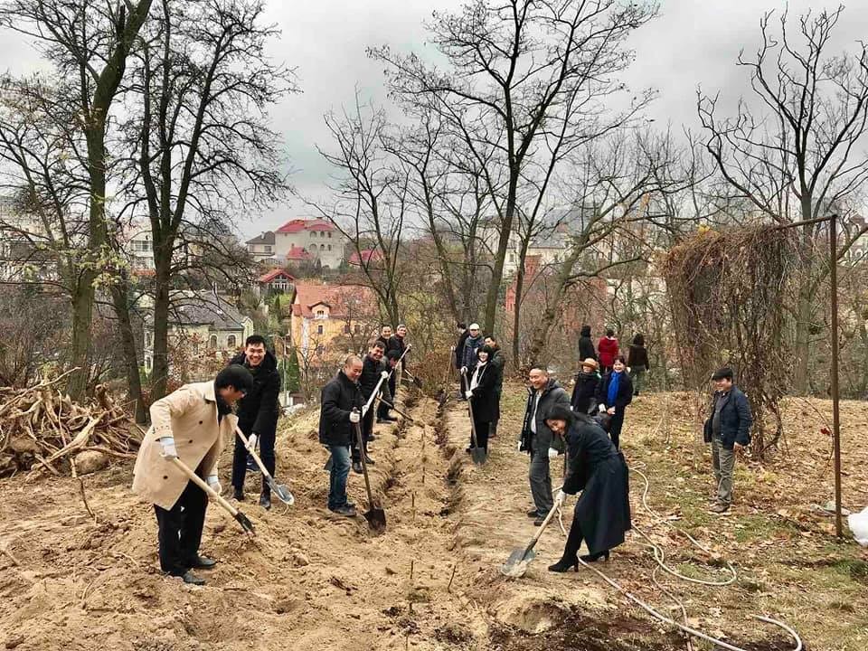 Trồng tre tại “Vườn thiên nhiên và văn hoá Việt Nam” tại Ukraine