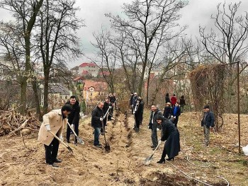 Trồng tre tại “Vườn thiên nhiên và văn hoá Việt Nam” tại Ukraine