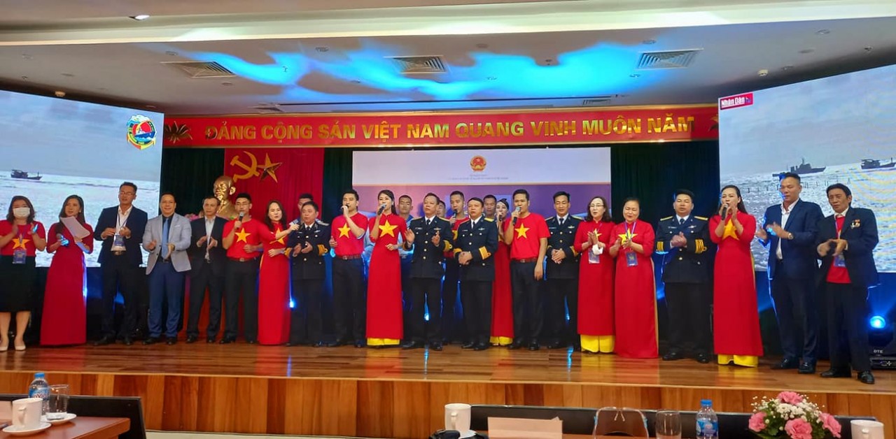 600 lượt kiều bào đi thăm Trường Sa, Nhà giàn DK1